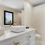 Byron, Private Pool, Walking Distance To Puerto Banus بيت للعطل
