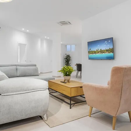 Casa vacanze Byron, Private Pool, Walking Distance To Puerto Banus *