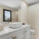 Byron, Private Pool, Walking Distance To Puerto Banus بيت للعطل ماربيا